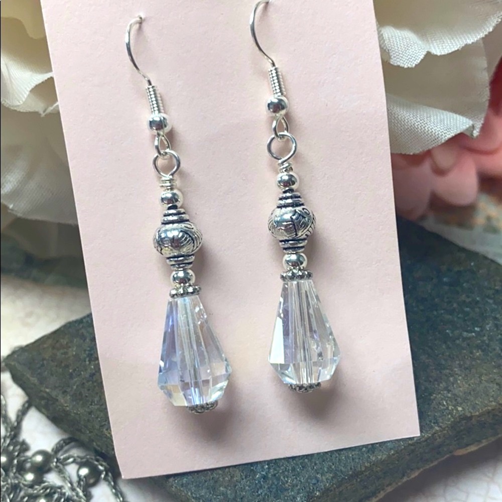 NWOT NEW Clear facet drops & silver earrings